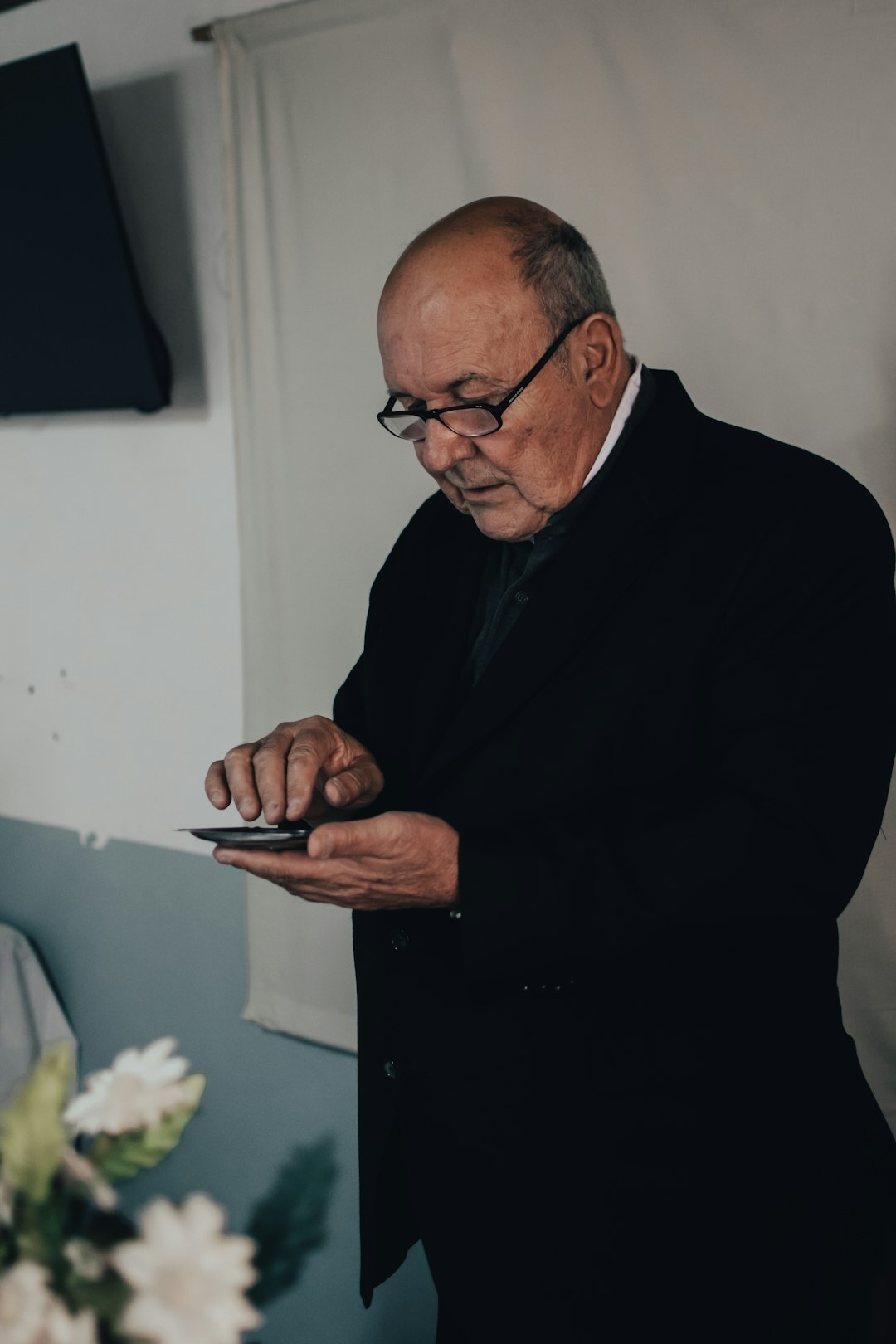 senior using tablet